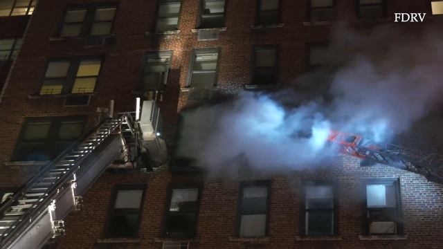 **EARLY ARRIVAL High-Rise FIRE!** FIRE out the Windows! - FDNY Battles 10-77 on UES [Box 1178] смотреть онлайн