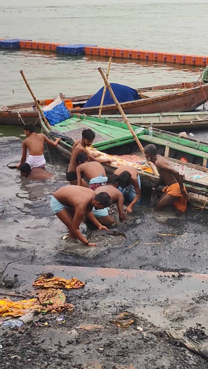 Варанаси - ищут драгоценности после кремации смотреть онлайн