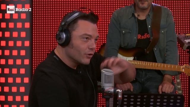 TIZIANO FERRO ospite a Radio2 Social Club смотреть онлайн