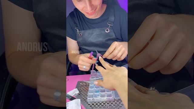 Заставила парня делать мне ногти