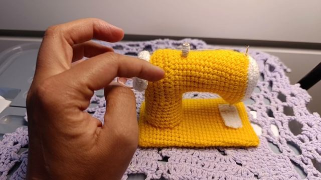 Швейная машинка крючком на подарок. смотреть онлайн