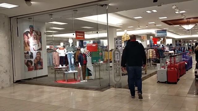 Window Shopping At Haywood Mall смотреть онлайн