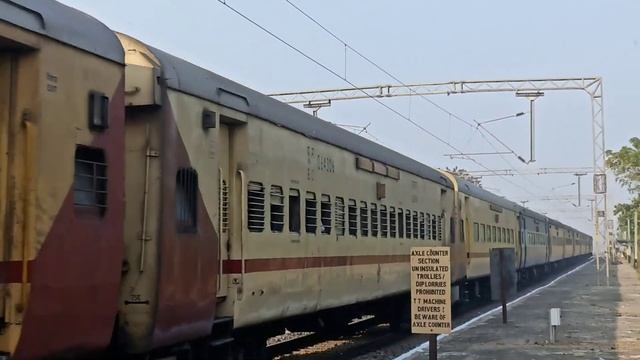 Amazing Speed of Indian Train #travel #explore #travelling #Little Life Travel смотреть онлайн