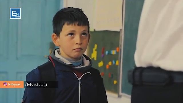 معاناة طفل صغير وتأخيره عن المدرسة فإن لم تدمع عينك فاعلم أن قلبك ميت смотреть онлайн