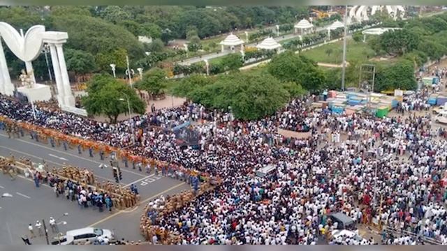 போயஸ் கார்டன் இல்லத்தை விட்டு வெளியேறுகிறார் சசிகலா?! смотреть онлайн