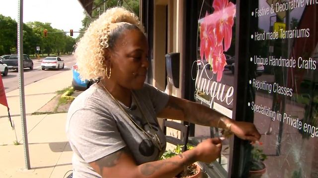 Front window of Denver flower shop broken three times смотреть онлайн