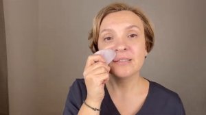 Массаж лица скребком и роллером Гуаша