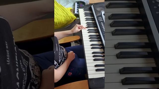 Ксюша играет на синтезаторе 😃 смотреть онлайн