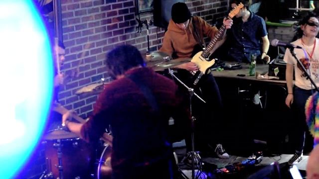 Monkeybite - She's Coming Out the Window (live) - смотреть онлайн