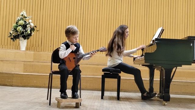 Погорелов Макар, балалайка, 6 лет,рус.нар. песня "Светит месяц", обр. И. Сенин. mp4 смотреть онлайн