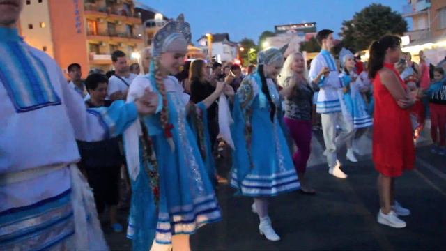 Фестиваль в Болгарии. Массовый народный танец. смотреть онлайн