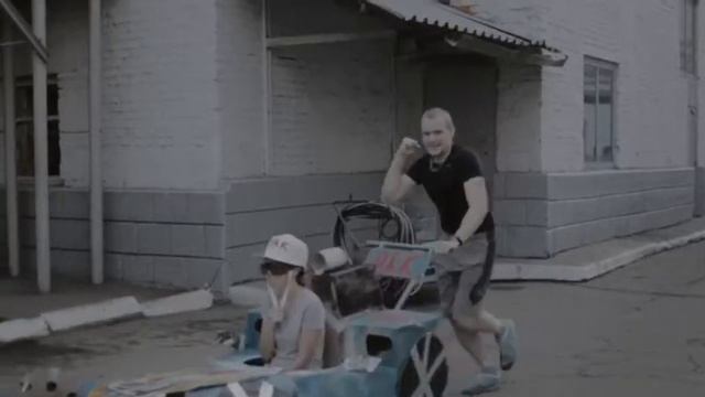 «Гонки на тарантасах»: что смастерили - на том и едем! смотреть онлайн