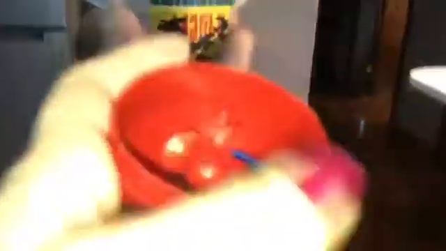 Нодар Маркович дарит маме Unboxing kinder surprise и мама с удовольствием открывает подарочки. смотреть онлайн
