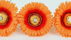 Гербера своими руками. Цветы из конфет и гофрированной бумаги.