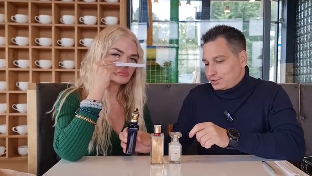 Девушка оценивает мои ароматы