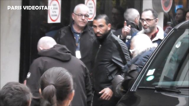 Michel Polnareff arrive furtivement à sa dédicace @ Paris le 19 novembre 2022 смотреть онлайн