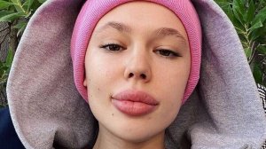 Инстасамка сняла штаны, обнажив нежные изгибы