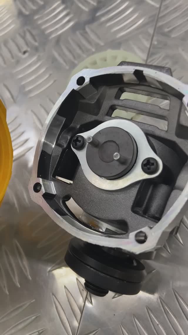 Необычное крепление редуктора к мотору аккумуляторной УШМ. Впервые вижу подобное. смотреть онлайн