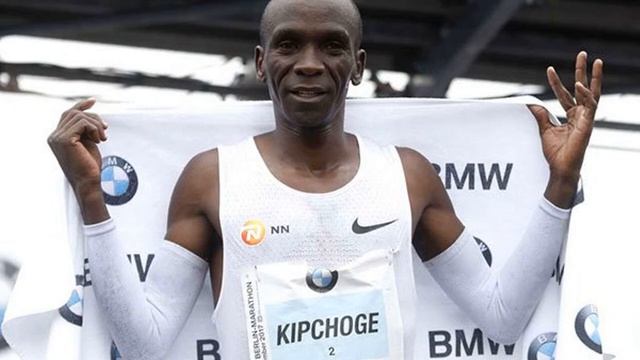 Eliud Kipchoge wins Berlin marathon, misses record смотреть онлайн