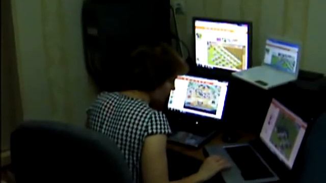Mom Playing Farm Frenzy || ViralHog смотреть онлайн