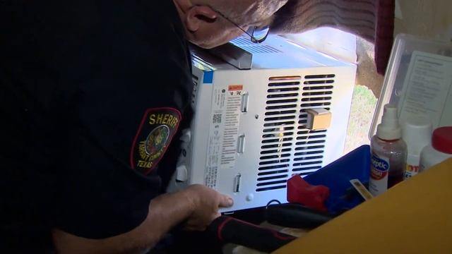 Community activists, deputies help install new window A/C units for residents in Fort Worth смотреть онлайн