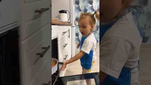 Ева готовит