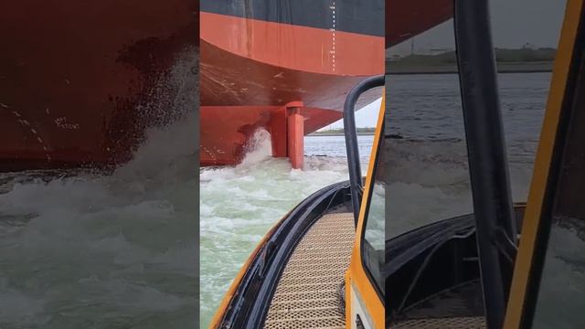 CLOSE UP😱 - Spinning Ship Propeller From Large Ship смотреть онлайн