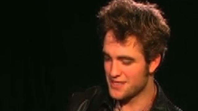 Robert Pattinson Talks Stealing (with Russian subtitles) смотреть онлайн