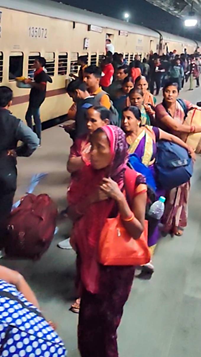 Поезд в Индии с людьми смотреть онлайн