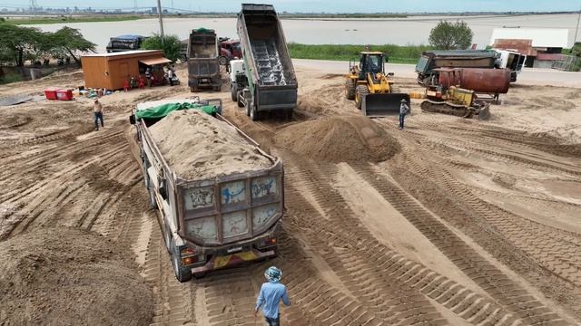 High Level Sand Filling Up New Wheel Loader LiuGong And New Bulldozer SHANTUI Spreading Sand смотреть онлайн