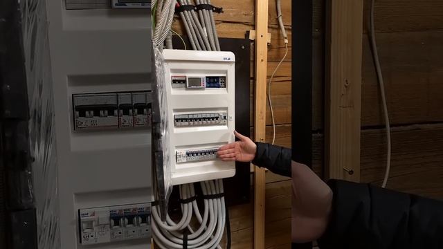 Делаем электрику: смотрим из чего состоит щиток #электрика #проводка #узо #выключатели #дом смотреть онлайн