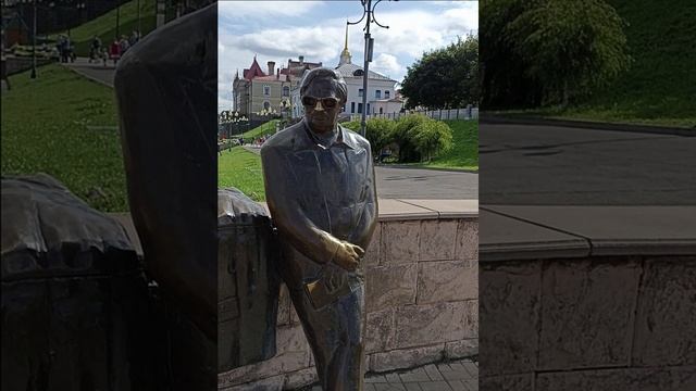 Памятник поэту-песеннику Льву Ошанину (г. Рыбинск)