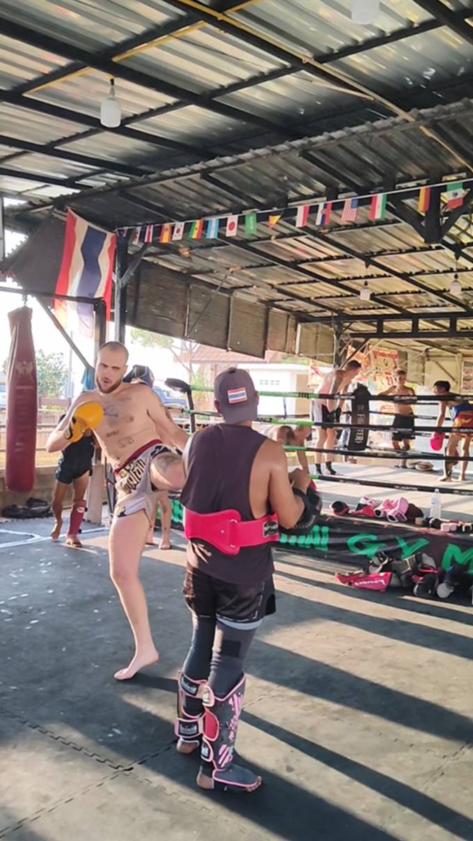 Секция тайского бокса на острове Ко Ланта (Тайланд) смотреть онлайн