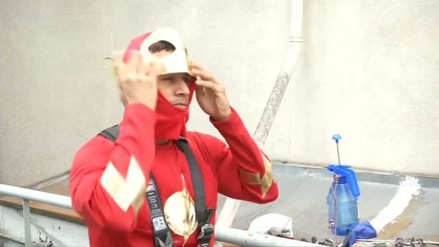 Superhero window washers make children's day at Brazil hospital смотреть онлайн