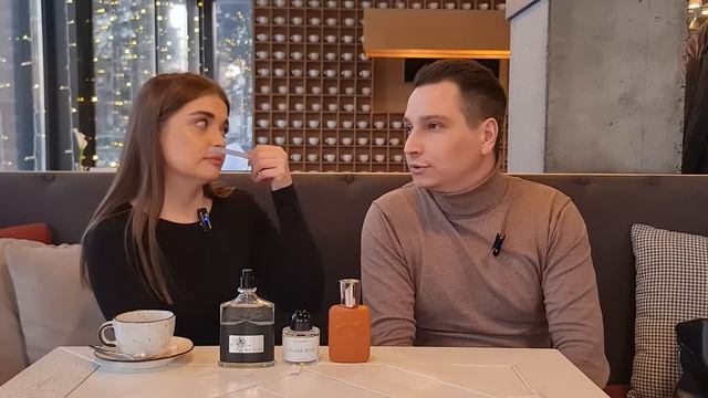 Девушка  оценивает мои ароматы