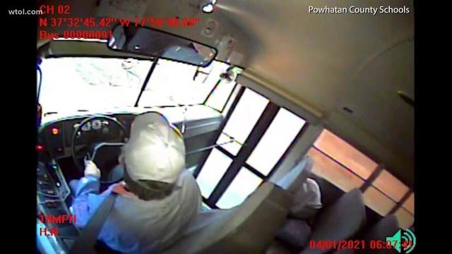 'How chill was that bus driver?' Reactions after deer hurtles through school bus window смотреть онлайн