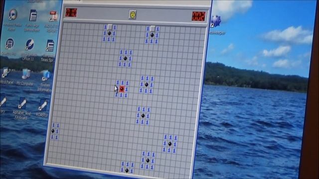 Playing A Loud Game of Minesweeper on the Windows XP смотреть онлайн