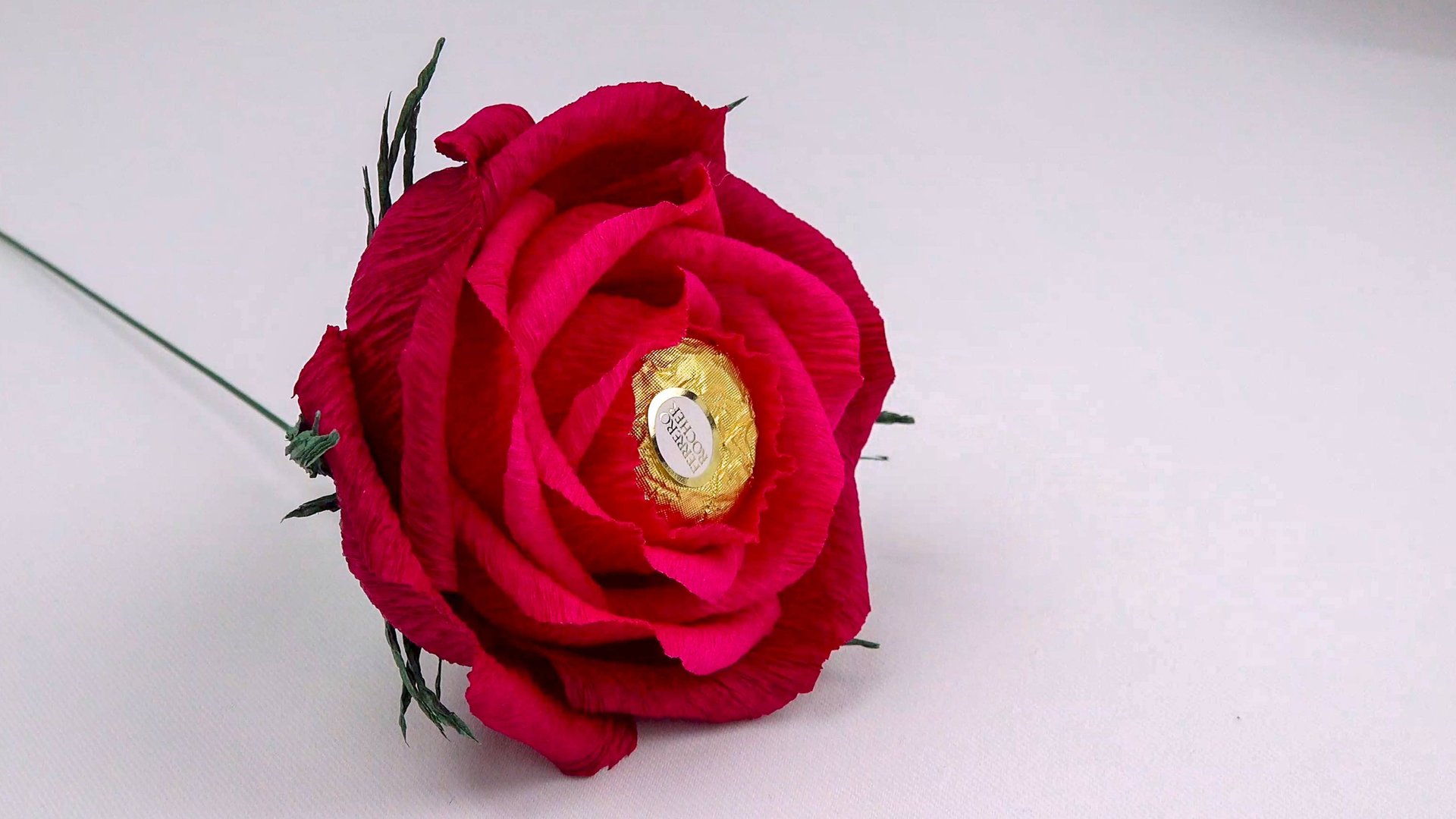 Как сделать бумажную розу с конфетой из гофрированной бумаги своими руками. смотреть онлайн