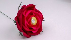 Как сделать бумажную розу с конфетой из гофрированной бумаги своими руками.