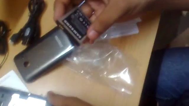 Samsung wave y unboxing. Inserting battery, memory card and SIM смотреть онлайн