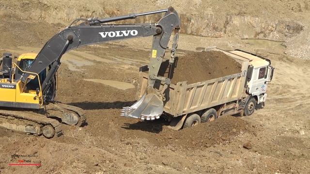 Amazing Strong Dump Truck Dirt Moving Full With Largest Volvo EC380Dl Excavators смотреть онлайн