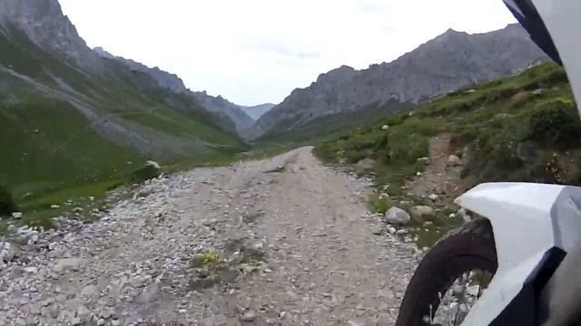 Pista de Espinama a Sotres en moto con Africa Twin CRF1100 смотреть онлайн