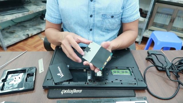 Kinh nghiệm tự tay lắp SSD cho Laptop chạy chậm | Chia sẻ cách tự thay ổ cứng SSD cho Laptop смотреть онлайн