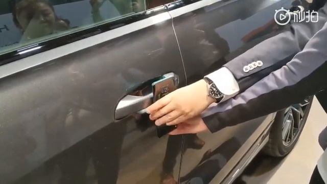 Can Huawei P30 Pro open Car Door? Neah... смотреть онлайн