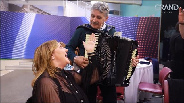 Bosanac dohvatio harmoniku, pa zasvirao Popoviću na uvce смотреть онлайн