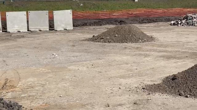 Финишная прямая. Отсыпаем одновременно несколько площадок для строительства и хранения