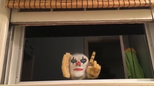 Scary Window Tapping Clown смотреть онлайн