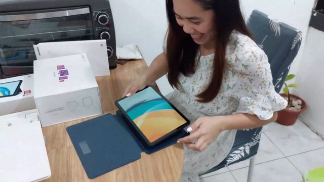 Unboxing Huawei MatePad SE 10.4 plus Huawei Gift box смотреть онлайн