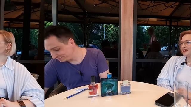 Девушка оценивает ароматы