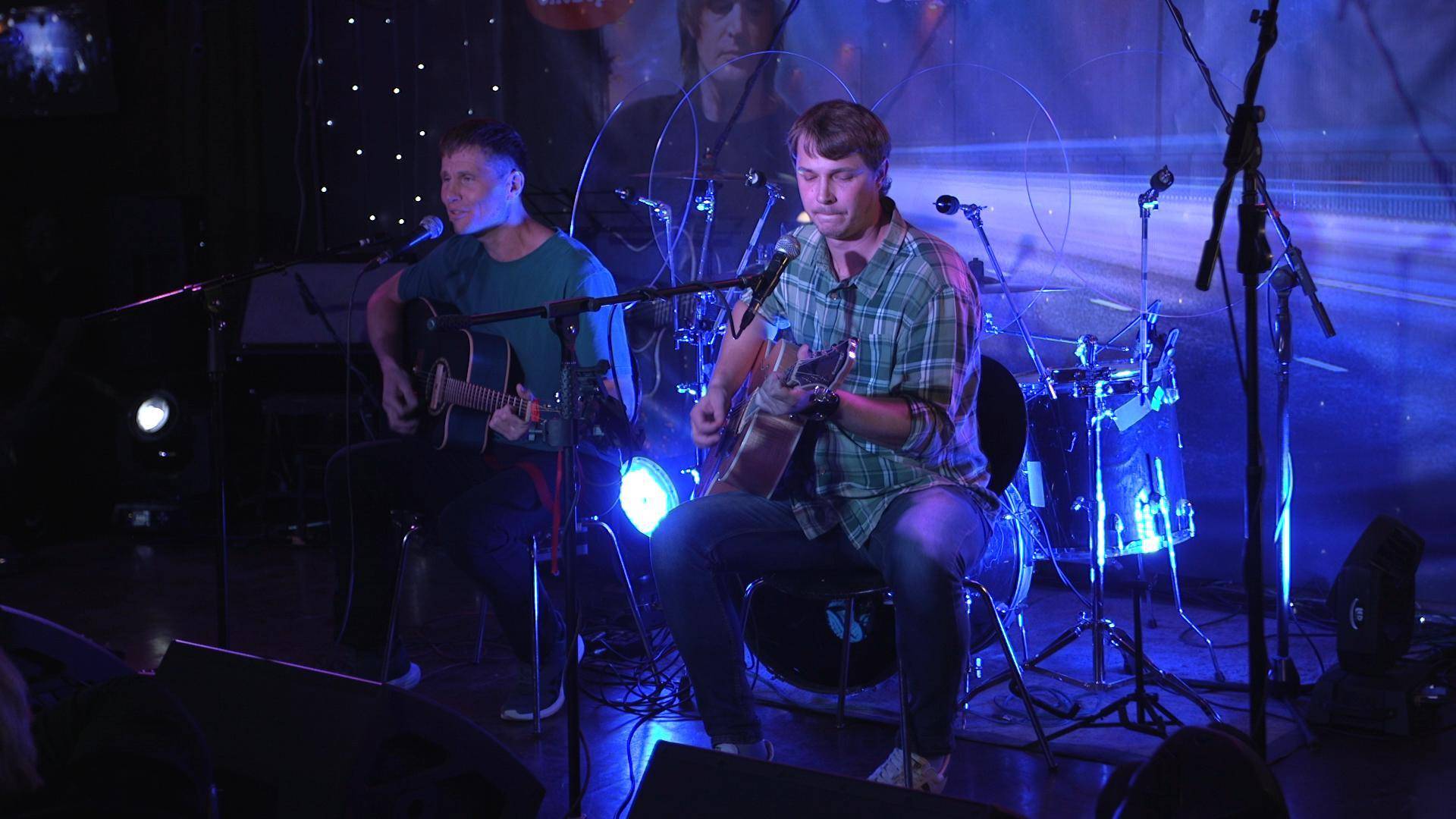 Константин Акулинин и Олег Салтанов (Бердск) 
в Арт-Пабе на «Серёгиных посиделках» 09.10.2024